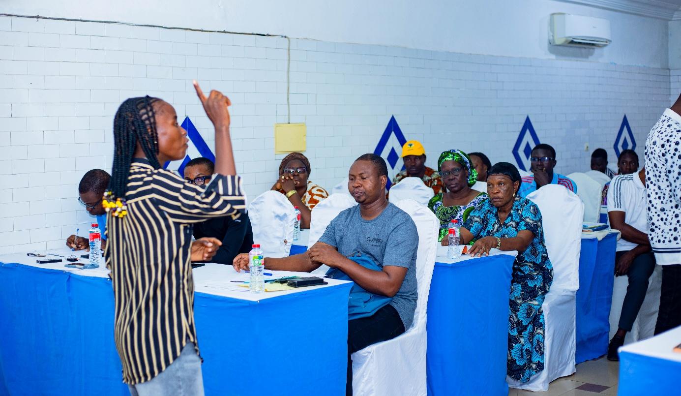Facilitatrice animant les échanges avec les participants lors de l'atelier sur la résilience numérique