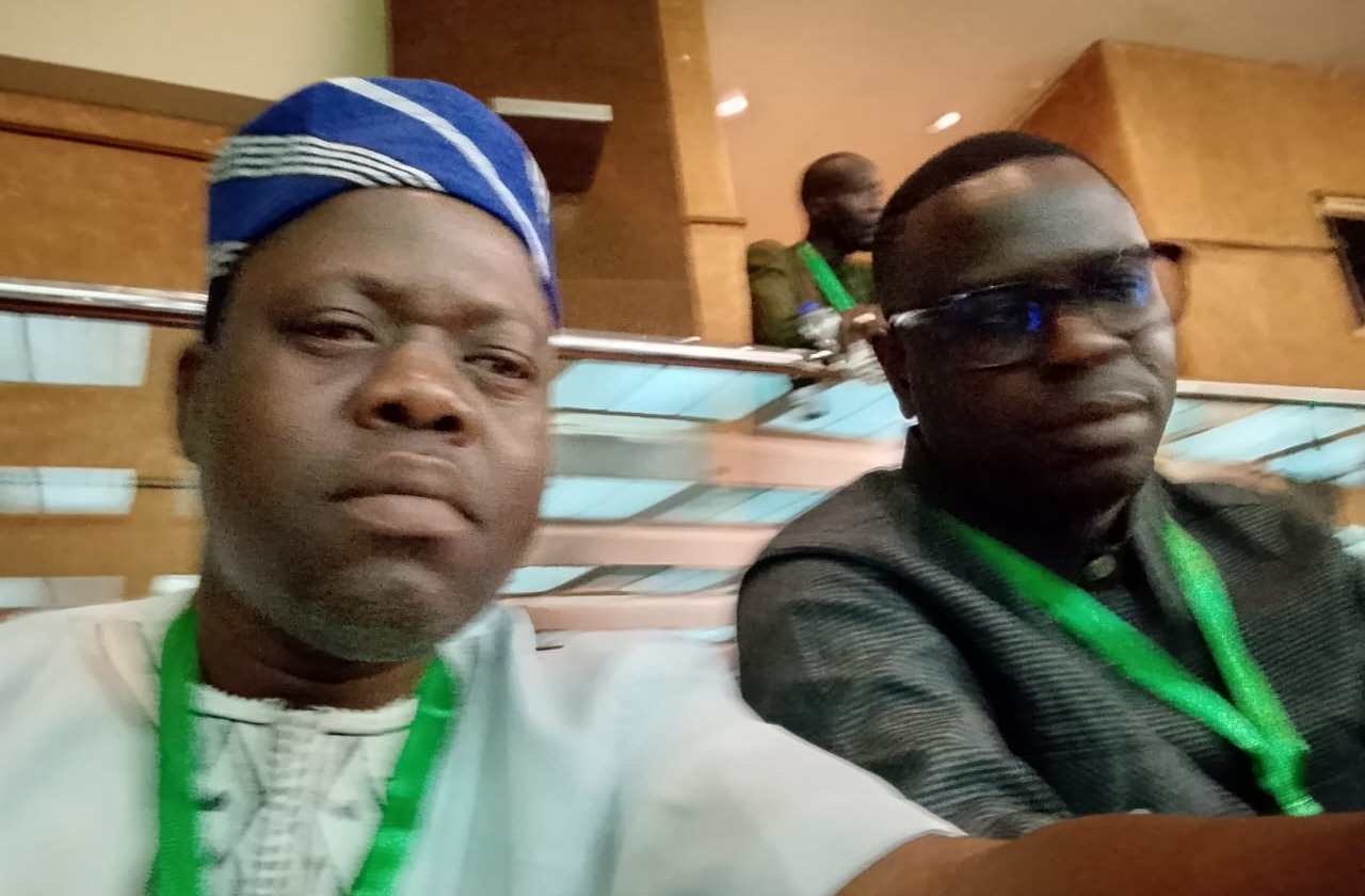 Adandé Barthélémy OTOLORIN, chargé des programmes d'EAH Bien-Être, aux côtés d'un participant de la société civile dans la salle de la 89e session de la CADHP à Dakar