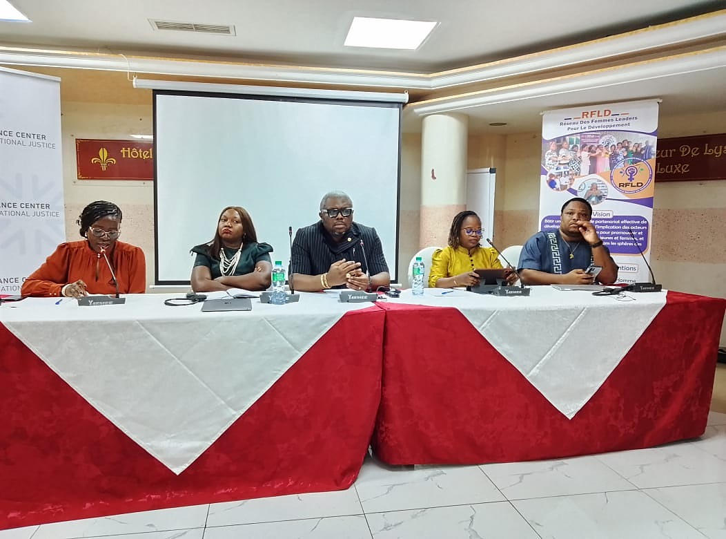 Table officielle du panel du Vance Center et du RFLD sur la violence numérique faite aux femmes défenseures, hôtel Fleur de Lys, Dakar