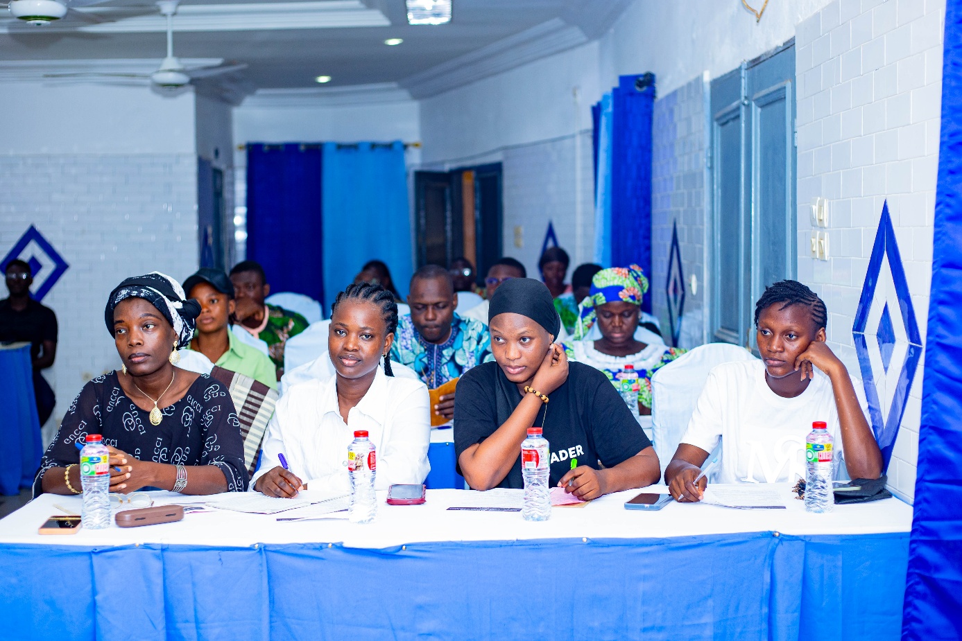 Jeunes femmes participant à la formation d'EAH-Bien Être sur la collaboration entre les acteurs de la démocratie numérique